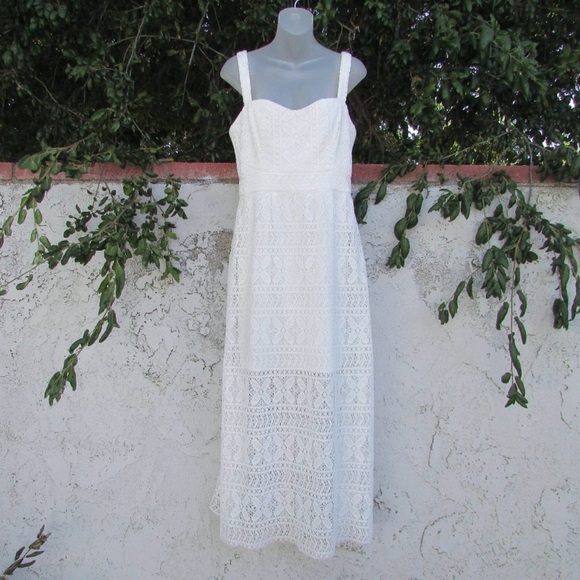 Elegant White Lace Dress - Picture 5 of 16